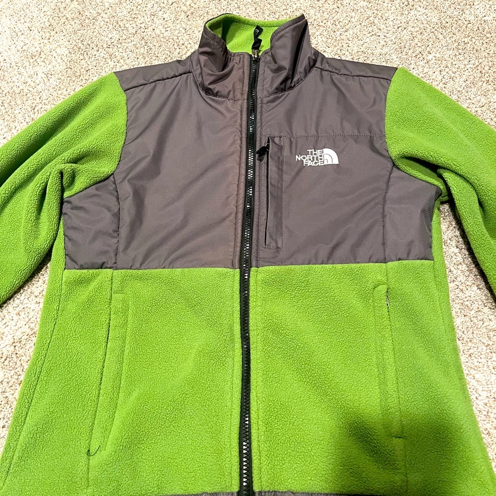 The North Face Girl’s Denali Fleece Jacket. (Green and Gray)